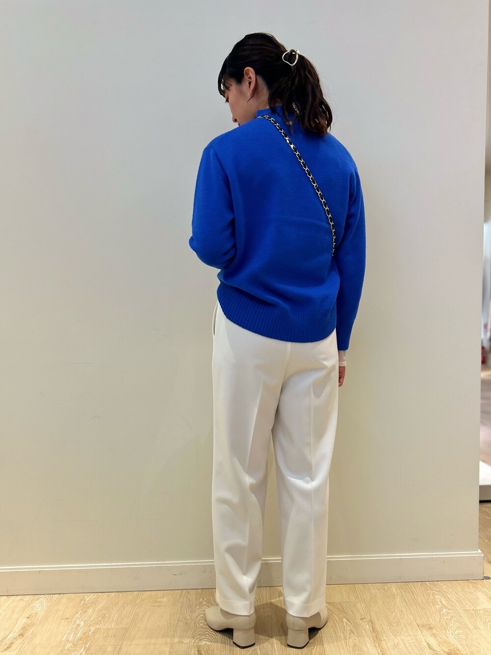 「NOLLEY'S、TAION、ロングダウン、ダウン、キルティングコート、白パンツ、ワイドパンツ、冬コーデ、ブルーニット、シアートップス、高身長女子、高身長コーデ」｜「NOLLEY’Sのウォッシャブルイージーワイドパンツ（その他パンツ、ホワイト系）」を使った、fukudaさん（レディース・170cm）の冬コーディネートの8枚目の写真