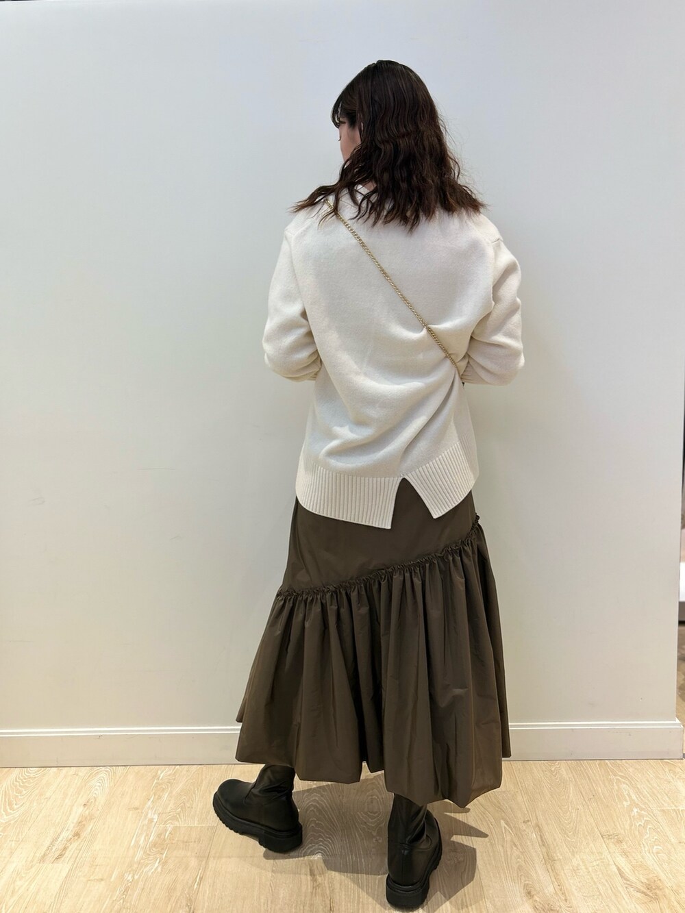 「NOLLEY'S、大人可愛い、大人カジュアル、ギャザースカート、カーディガン、ゆるっとコーデ、シアートップス、カーキスカート、休日スタイル、高身長女子、高身長コーデ」｜「NOLLEY’Sの◇【WEB限定】タフタバルーンスカート（スカート、グリーン系）」を使った、fukudaさん（レディース・170cm）の冬コーディネートの3枚目の写真