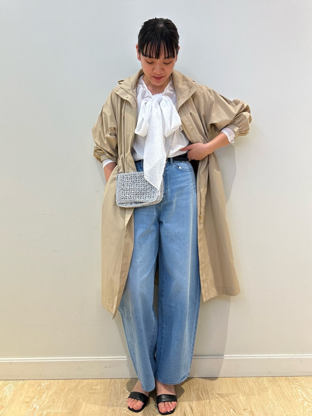 「NOLLEY'S、デニム、デニムコーデ、春コート、春アウター、ベージュ、バギーパンツ、リボン、ブラウス、オトナカワイイ、高身長女子、高身長コーデ」｜「Rie Millerのハイウエストバギーデニム（デニムパンツ、ブルー系）」を使った、fukudaさん（レディース・170cm）の春コーディネートの3枚目の写真