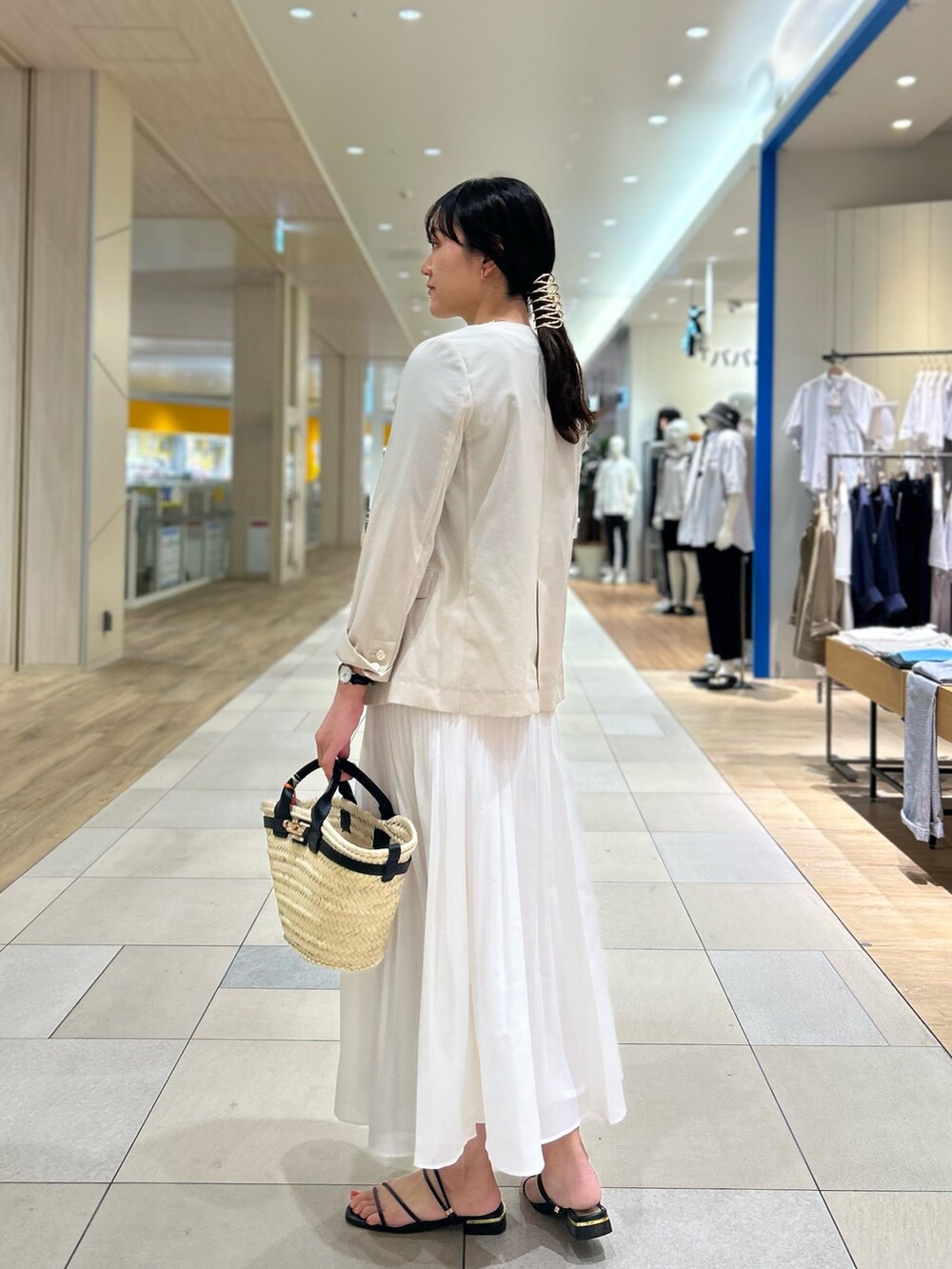「NOLLEY'S、ジャケット、プリーツスカート、夏コーデ、キレイめ、大人かわいい、オーガンジー、かごバッグ、高身長女子、高身長コーデ」|「NOLLEY’Sの《セットアップ対応》ウォッシャブルドライトロピカルVネックダブルジャケット(ノーカラージャケット、ベージュ系)」を使った、fukudaさん(レディース・170cm)の春コーディネートの5枚目の写真