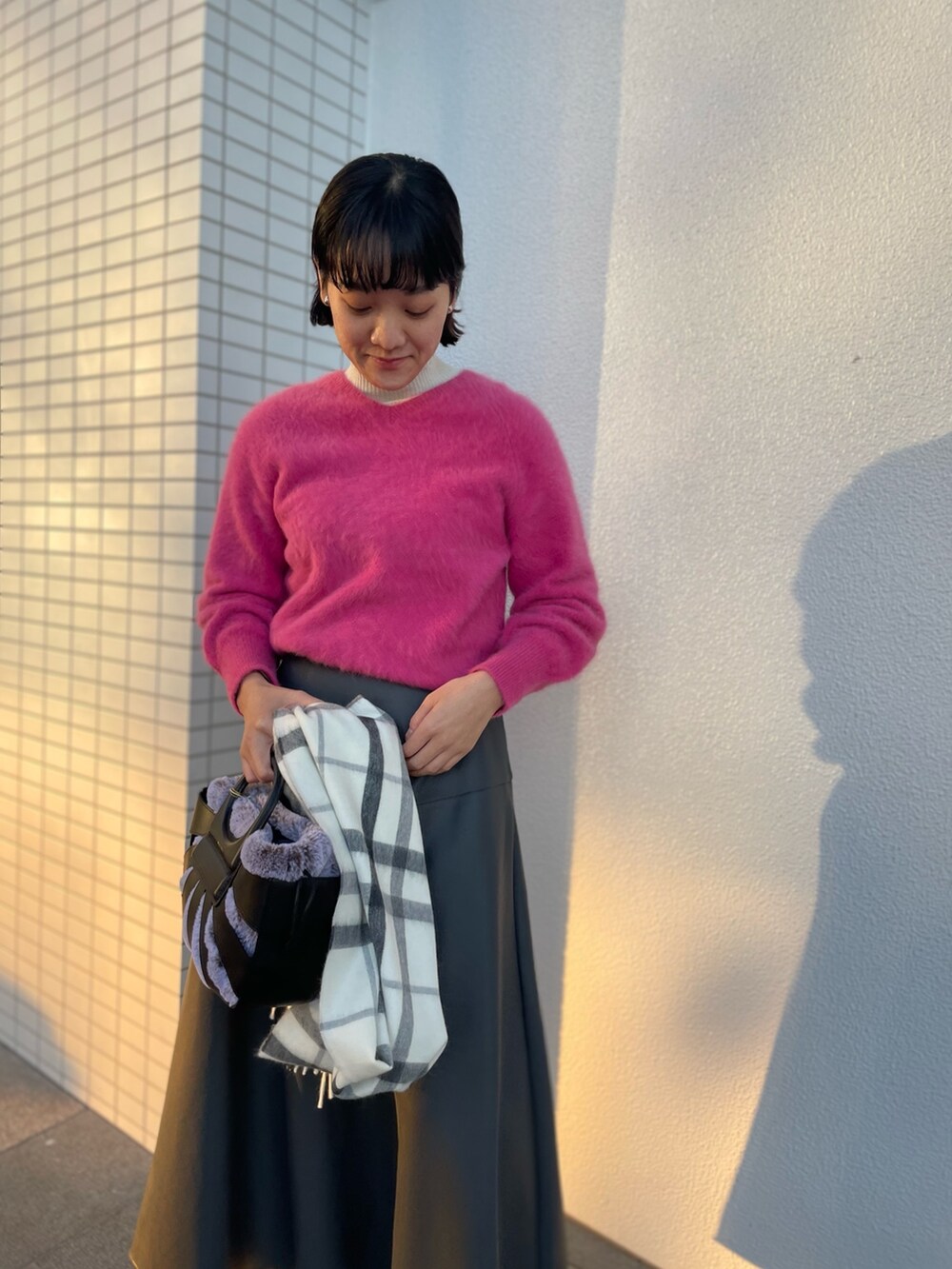 「NOLLEY'S、ノーリーズ、ピンクニット、ビビットピンク、ふわふわニット、レザースカート、ロングスカート、冬コーデ、お出かけコーデ、キレイめコーデ、チェックストール、ファーバッグ、ヴィオラドーロ、高身長女子、高身長コーデ」｜「VIOLAd'OROの【VIOLAｄ’ORO/ ヴィオラドーロ】フェイクファー巾着付抜き手バッグ（トートバッグ、ブラック系）」を使った、fukudaさん（レディース・170cm）の冬コーディネートの7枚目の写真