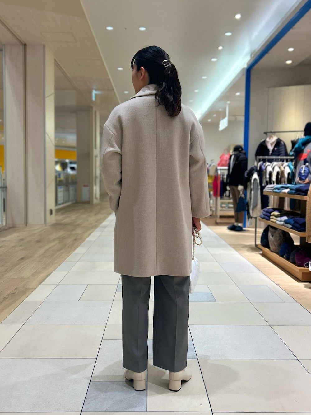 「NOLLEY'S、ピンク、パール、ベージュコーデ、大人可愛い、グレーコーデ、キレイめ、お出かけコーデ、高身長女子、高身長コーデ、キルティングバッグ」｜「NOLLEY’S Sophiの衿端パール片畦プルオーバーニット（ニット/セーター、ピンク系）」を使った、fukudaさん（レディース・170cm）の冬コーディネートの5枚目の写真