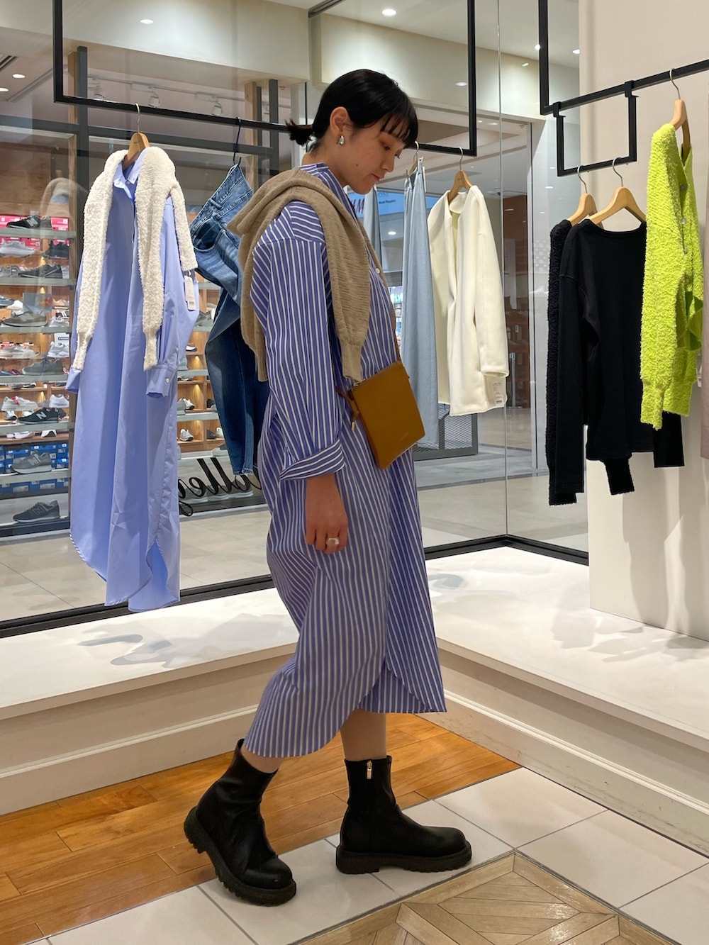 「NOLLEY'S、ノーリーズ、春コーデ、シャツワンピース、シャツワンピ、春ニット、肩かけ、ストライプワンピース、カジュアルコーデ、ブーツ、高身長女子、高身長コーデ」｜「NOLLEY’Sのリブハイネックプルオーバーカットソー（Tシャツ/カットソー、グレー系）」を使った、fukudaさん（レディース・170cm）の冬コーディネートの3枚目の写真