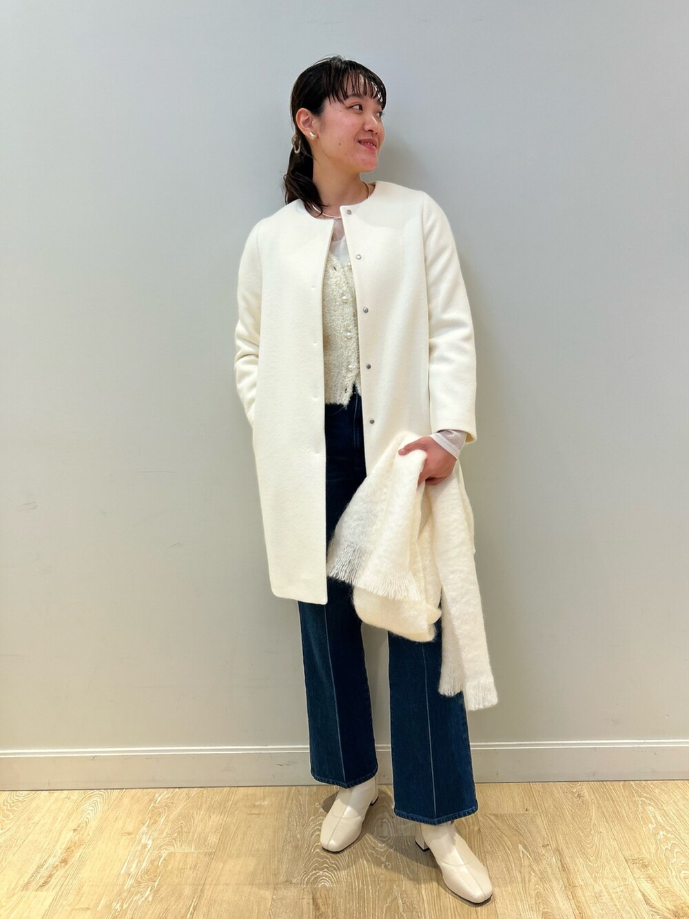 「NOLLEY'S、キレイめ、デニム、きれいめカジュアル、ホワイトコーデ、コート、おでかけコーデ、高身長女子、高身長コーデ、シアートップス」|「Rie Millerのセンタープレスハイウエストデニム(デニムパンツ、ブルー系)」を使った、fukudaさん(レディース・170cm)の冬コーディネートの2枚目の写真