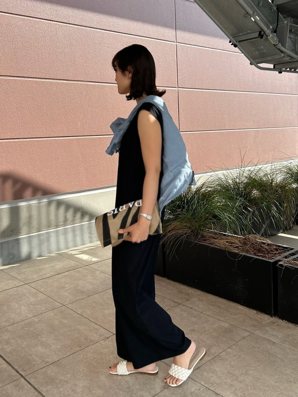 「NOLLEY'S、海コーデ、夏コーデ、オールインワン、たすき掛け、リネンシャツ、ＵＶカット、ストレスフリー、高身長女子、高身長コーデ」｜「NOLLEY’Sの◇【WEB限定】アクティビティシリーズ《高機能素材》UVカットオールインワン（つなぎ/オールインワン、ブラック系）」を使った、fukudaさん（レディース・170cm）の夏コーディネートの3枚目の写真
