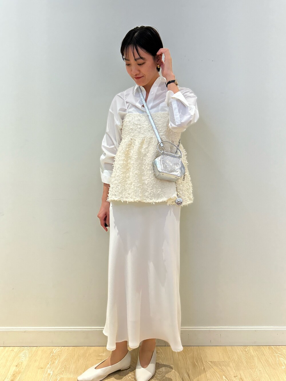 「ワントーン、ワントーンコーデ、ホワイト、ホワイトコーデ、淡色、淡色コーデ、大人かわいい、大人可愛い、フェザー、キャミソール、シャツ、レイヤード、ナロースカート、高身長女子、高身長コーデ」｜「marco masiの【MARCO MASI/ マルコマージ】キューブミニバッグ（ショルダーバッグ、シルバー系）」を使った、fukudaさん（レディース・170cm）の春コーディネートの3枚目の写真
