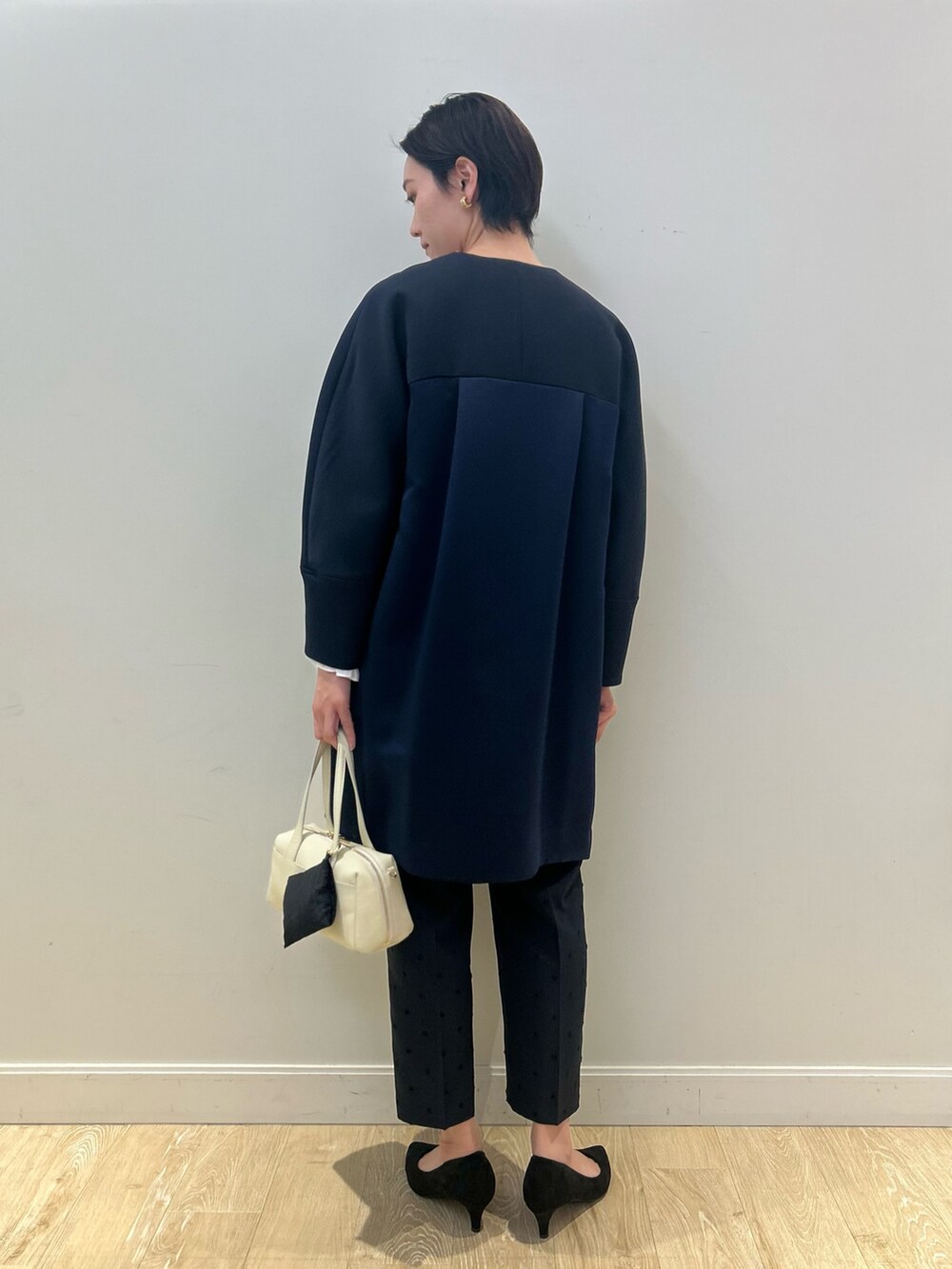 「セレモニー、オケージョン、フリルトップス、フリルブラウス、ドットパンツ、ジャガード、春コート、コート、きれいめ、大人可愛い、テーパードパンツ、高身長女子、高身長コーデ、ショートヘア」｜「NOLLEY’Sの《セットアップ対応》ウォッシャブルドットツッキリツータックテーパードパンツ（その他パンツ、ブルー系）」を使った、fukudaさん（レディース・170cm）の冬コーディネートの9枚目の写真
