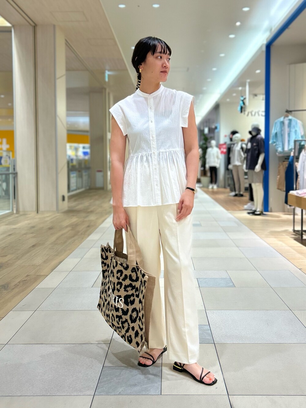 その他のトートバッグ、ホワイト系のその他パンツ、ホワイト系のシャツ/ブラウスを着用したレディースの夏コーディネートの2枚目の写真