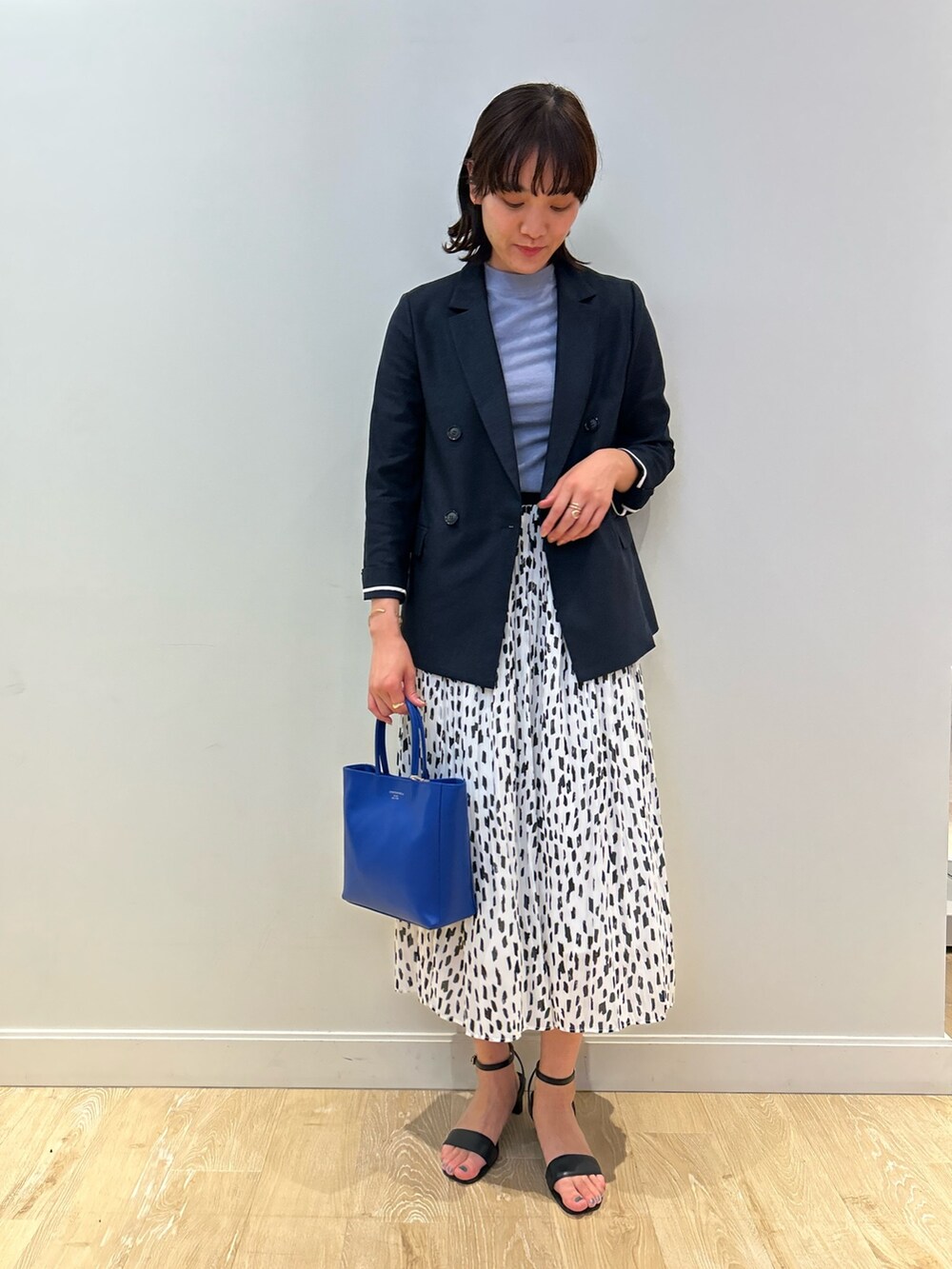 「NOLLEY'S、プリーツスカート、ドットスカート、ロングスカート、春コーデ、ジャケット、ジャケットスタイル、紺ブレ、シアートップス、高身長女子、高身長コーデ、通勤コーデ」｜「NOLLEY’Sの割繊プリーツスカート（スカート、ホワイト系）」を使った、fukudaさん（レディース・170cm）の春コーディネートの3枚目の写真