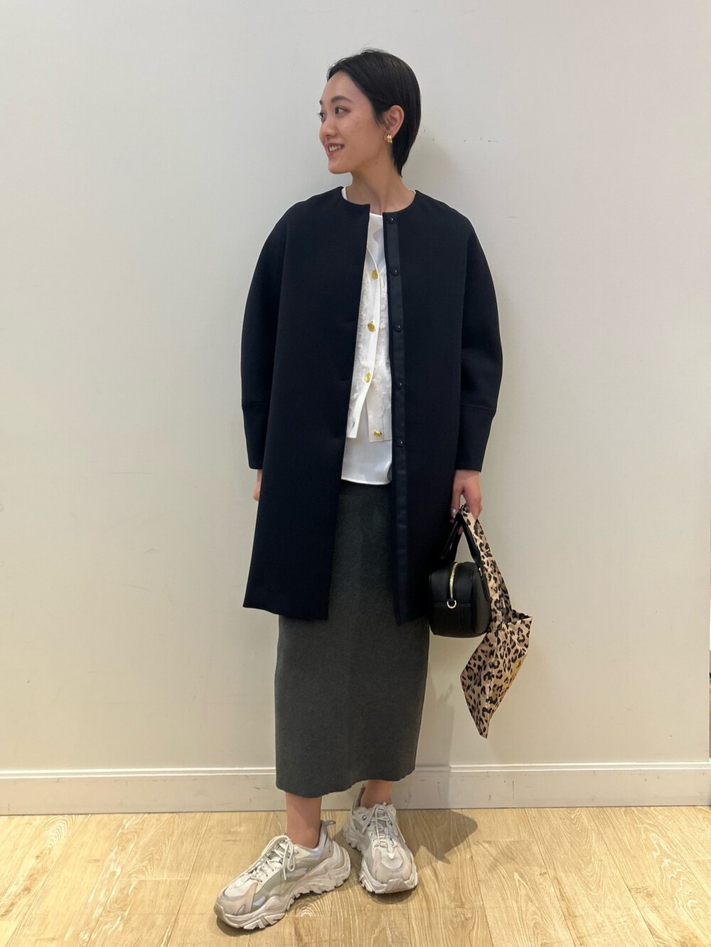 「NOLLEY'S、ジャガード、ジャガードニット、カーディガン、春コーデ、春コート、タイトスカート、ニットスカート、スニーカー、スニーカーコーデ、高身長女子、高身長コーデ、ショートヘア、大人カジュアル」｜「Rie Millerの《手洗い可能》カットジャガード金ボタンカーディガン（カーディガン/ボレロ、ホワイト系）」を使った、fukudaさん（レディース・170cm）の冬コーディネートの6枚目の写真