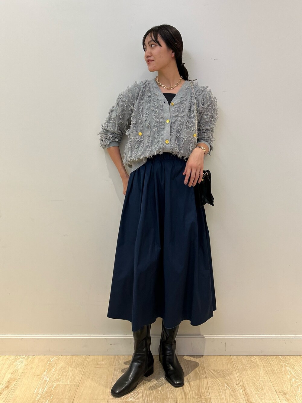 「NOLLEY'S、ジャガード、カーディガン、タフタスカート、リバーシブル、秋コーデ、大人かわいい、スカートスタイル、ロングブーツ、大人カジュアル、高身長女子、高身長コーデ」｜「NOLLEY’Sの【WEB限定カラーあり】ウォッシャブルリバーシブルタフタスカート（スカート、ブルー系）」を使った、fukudaさん（レディース・170cm）の秋コーディネートの3枚目の写真