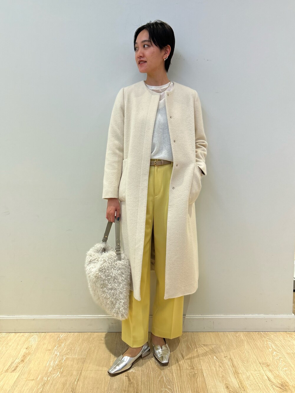 「NOLLEY'S、冬アウター、シアートップス、カシミヤ、イエロー、ワイドパンツ、カラーパンツ、ホワイトコーデ、キレイめ、おでかけコーデ、冬コーデ、高身長女子、高身長コーデ、ショートヘア」|「NOLLEY’Sのフェイクファーワンショルダーバッグ(ショルダーバッグ、ホワイト系)」を使った、fukudaさん(レディース・170cm)の秋コーディネートの2枚目の写真
