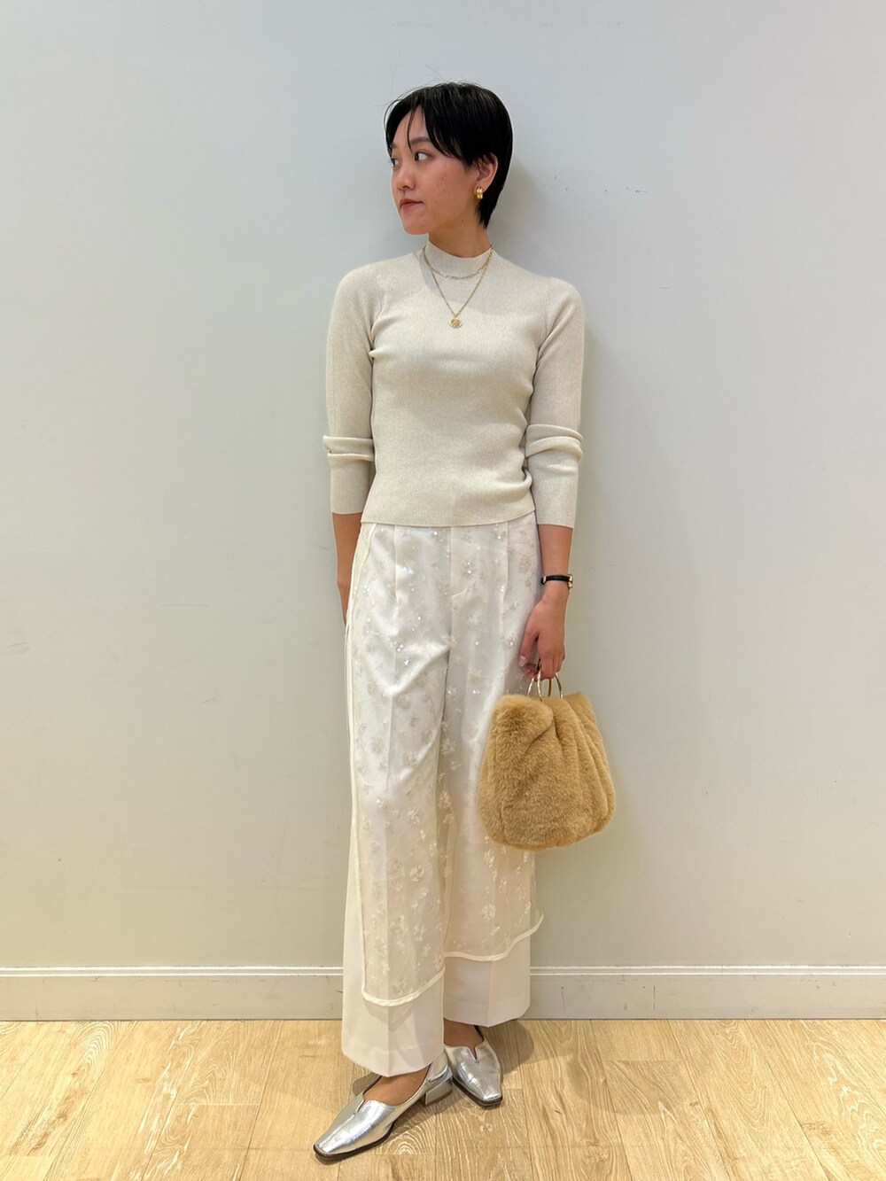 「NOLLEY'S、冬アウター、ホワイト、ホワイトパンツ、ラップスカート、クリスマスコーデ、ブラウン、ファーバッグ、大人かわいい、キレイめ、高身長女子、高身長コーデ、ショートヘア」|「NOLLEY’Sのエコファーリングハンドルバッグ(ショルダーバッグ、ベージュ系)」を使った、fukudaさん(レディース・170cm)の秋コーディネートの7枚目の写真
