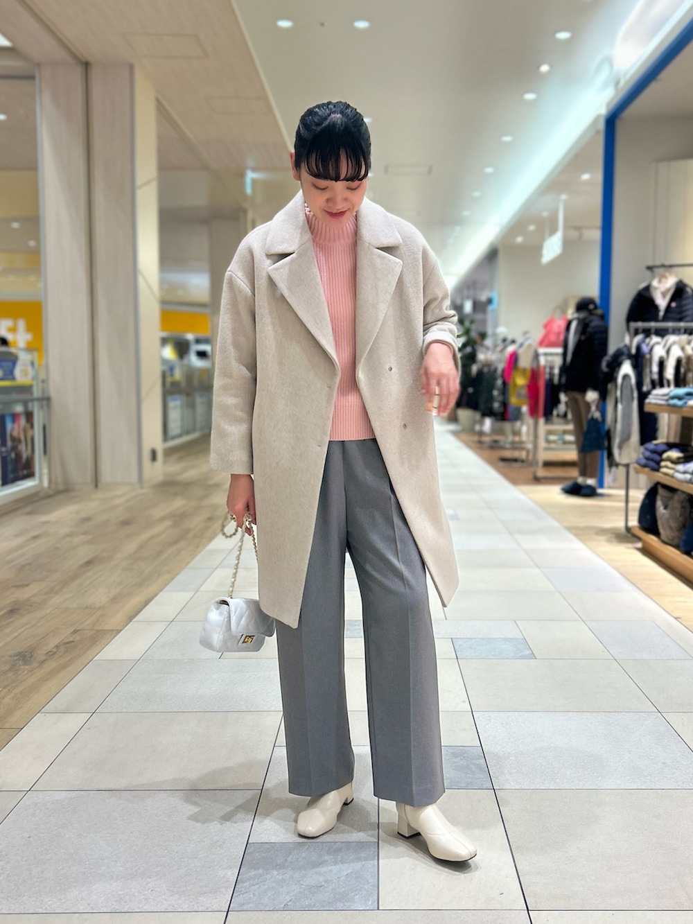 「NOLLEY'S、ピンク、パール、ベージュコーデ、大人可愛い、グレーコーデ、キレイめ、お出かけコーデ、高身長女子、高身長コーデ、キルティングバッグ」｜「NOLLEY’S Sophiの衿端パール片畦プルオーバーニット（ニット/セーター、ピンク系）」を使った、fukudaさん（レディース・170cm）の冬コーディネートの3枚目の写真