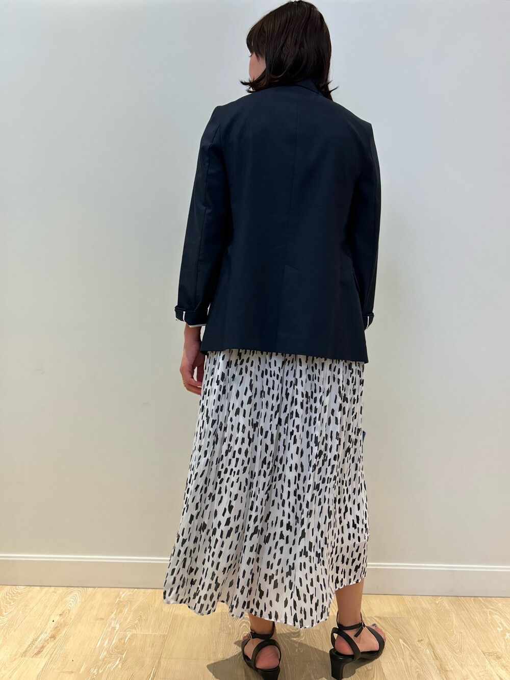「NOLLEY'S、プリーツスカート、ドットスカート、ロングスカート、春コーデ、ジャケット、ジャケットスタイル、紺ブレ、シアートップス、高身長女子、高身長コーデ、通勤コーデ」｜「NOLLEY’Sの割繊プリーツスカート（スカート、ホワイト系）」を使った、fukudaさん（レディース・170cm）の春コーディネートの5枚目の写真