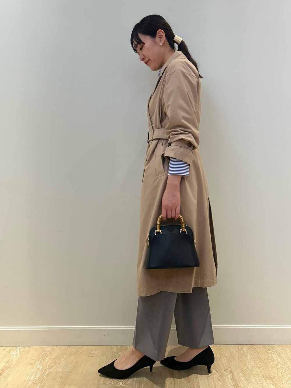 「NOLLEY'S、キレイめ、お仕事コーデ、オンオフ兼用、トレンチコート、ワイドパンツ、ストライプシャツ、きれいめコーディネート、高身長女子、高身長コーデ」｜「NOLLEY’Sの愛され ベーシックシャツ（シャツ/ブラウス、ホワイト系）」を使った、fukudaさん（レディース・170cm）の春コーディネートの6枚目の写真