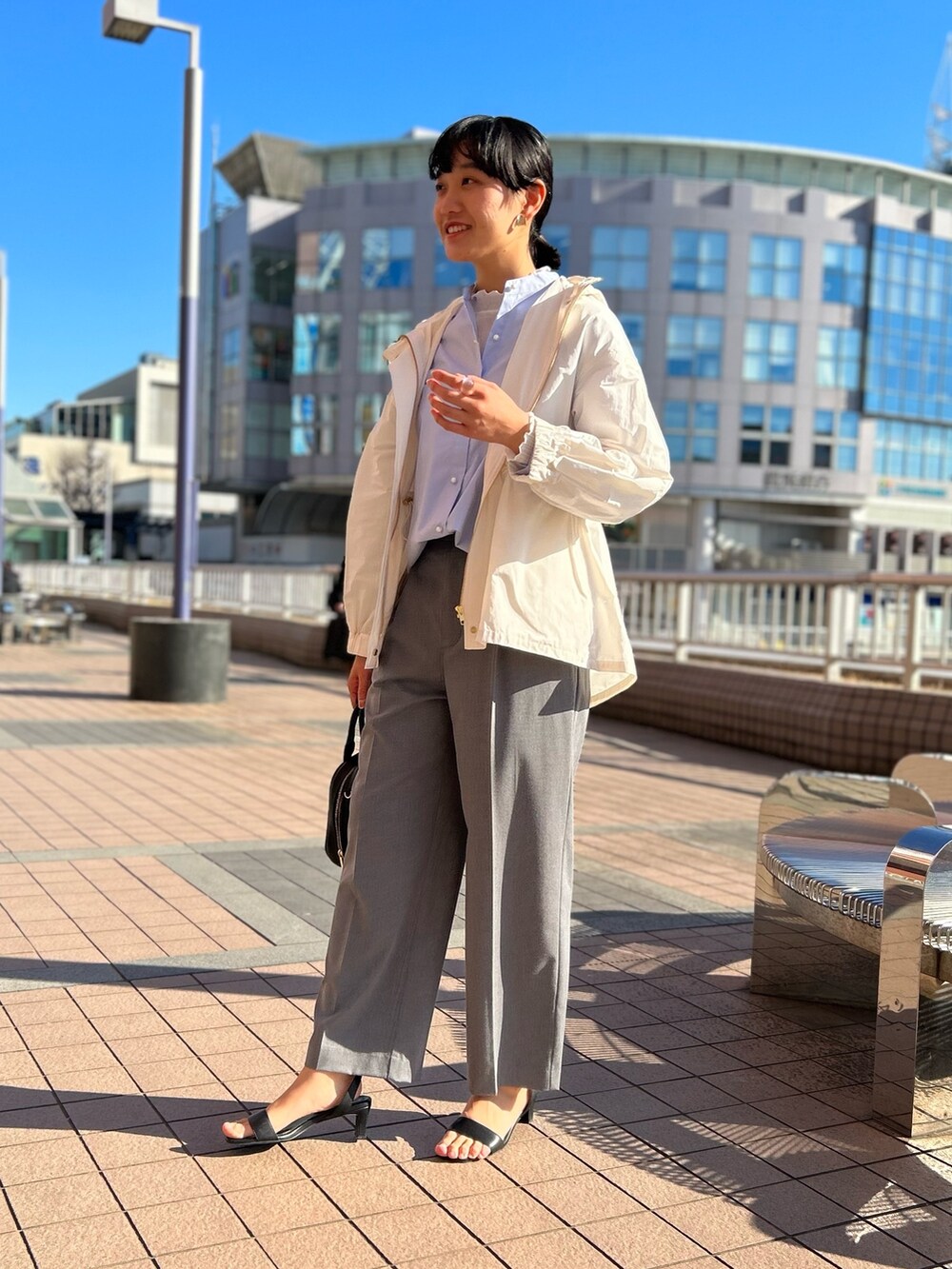 「NOLLEY'S、通勤コーデ、春アウター、重ね着、レイヤードスタイル、マンパ、マウンテンパーカー、キレイめ、ワイドパンツ、高身長女子、高身長コーデ」｜「NOLLEY’Sのレザーボストンバッグ（ボストンバッグ、ブラック系）」を使った、fukudaさん（レディース・170cm）の春コーディネートの3枚目の写真