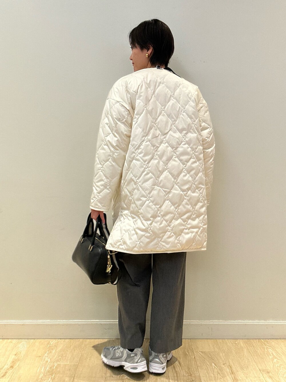 「キルティング、冬アウター、休日スタイル、冬服、パンツコーデ、ラクチンコーデ、パンツスタイル、TAION、ダウン、裏起毛、高身長女子、高身長コーデ、ショートヘア、スニーカーコーデ」｜「NOLLEY’Sのウォッシャブル裏起毛イージーワイドパンツ（その他パンツ、グレー系）」を使った、fukudaさん（レディース・170cm）の冬コーディネートの5枚目の写真