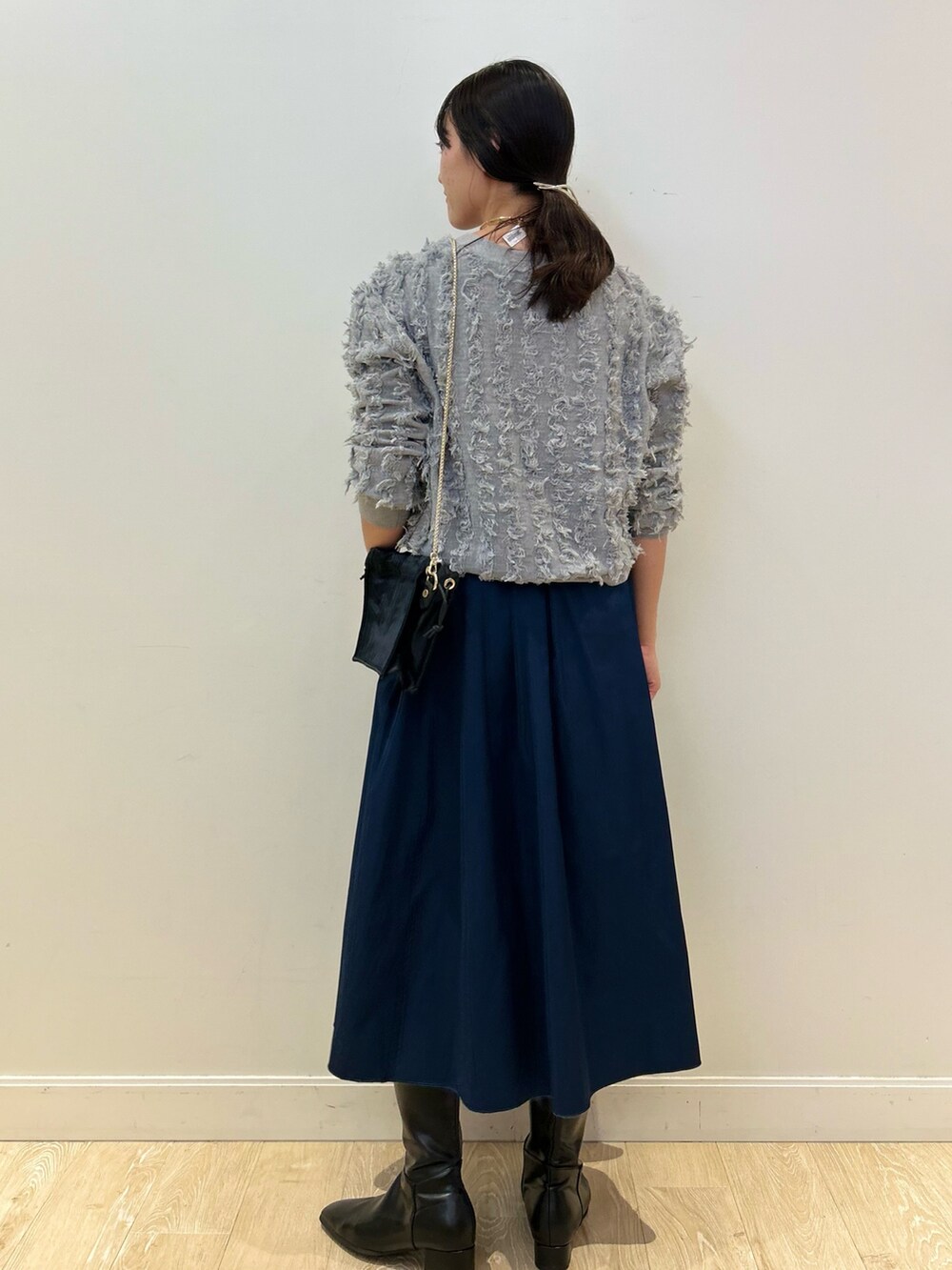 「NOLLEY'S、ジャガード、カーディガン、タフタスカート、リバーシブル、秋コーデ、大人かわいい、スカートスタイル、ロングブーツ、大人カジュアル、高身長女子、高身長コーデ」｜「NOLLEY’Sの【WEB限定カラーあり】ウォッシャブルリバーシブルタフタスカート（スカート、ブルー系）」を使った、fukudaさん（レディース・170cm）の秋コーディネートの5枚目の写真