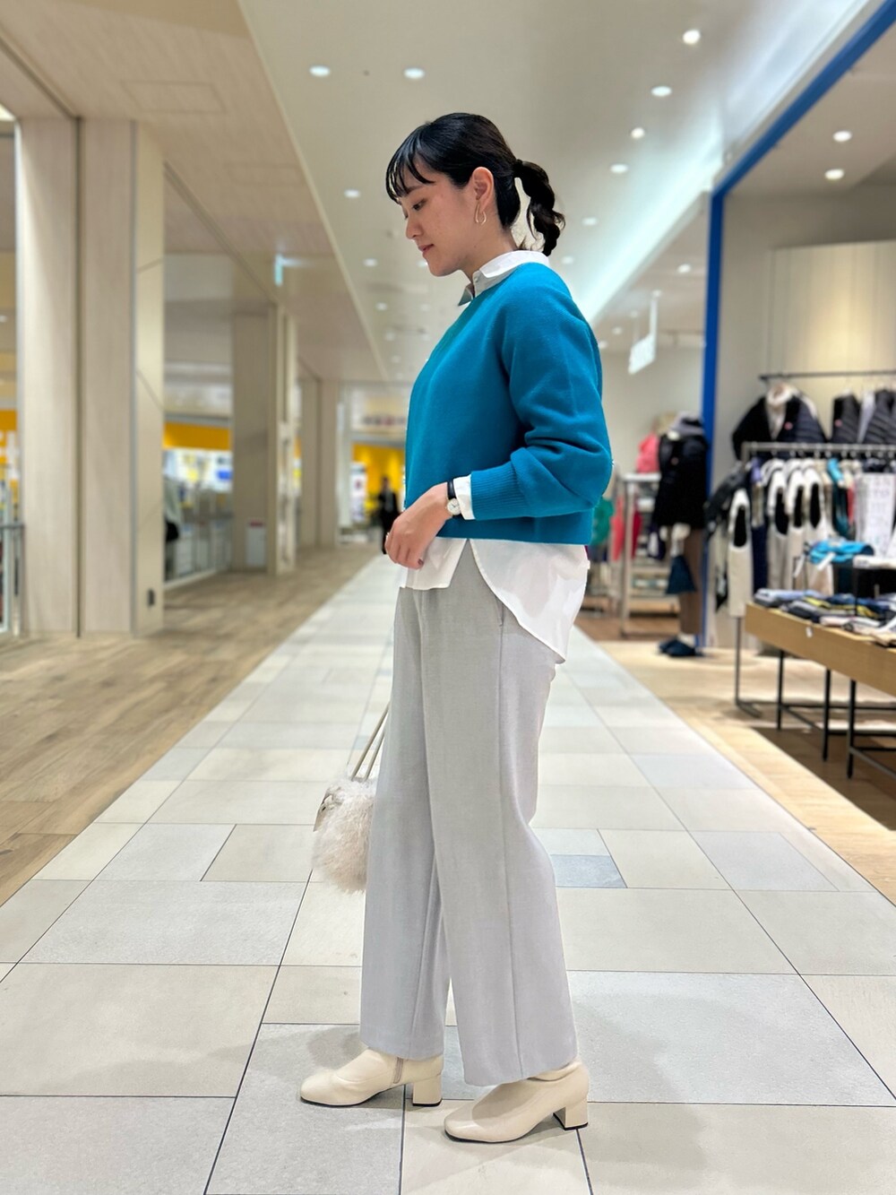 「NOLLEY'S、大人かわいい、ターコイズブルー、きれいめカジュアル、ワイドパンツ、グレー、レイヤードスタイル、重ね着、ハーフコート、高身長女子、高身長コーデ」｜「NOLLEY’Sのパールボタンシャツ（シャツ/ブラウス、ホワイト系）」を使った、fukudaさん（レディース・170cm）の冬コーディネートの3枚目の写真