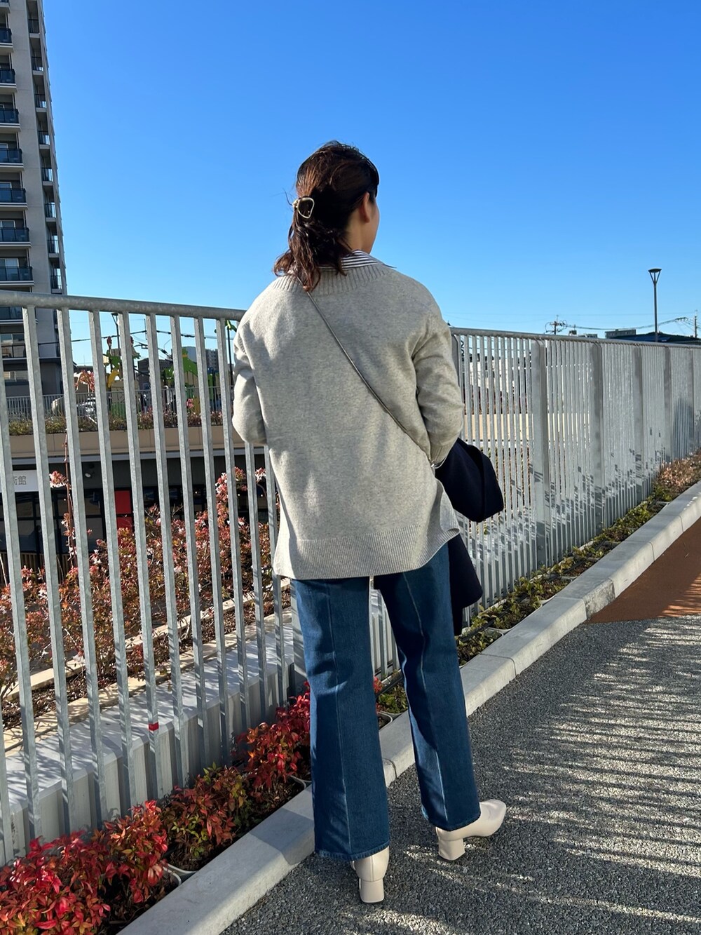「NOLLEY'S、ミドル丈、ネイビーコート、チュニック、ニット、グレーニット、デニム、ストライプシャツ、大人カジュアル、高身長コーデ、高身長女子」｜「Rie Millerのセンタープレスハイウエストデニム（デニムパンツ、ブルー系）」を使った、fukudaさん（レディース・170cm）の秋コーディネートの3枚目の写真
