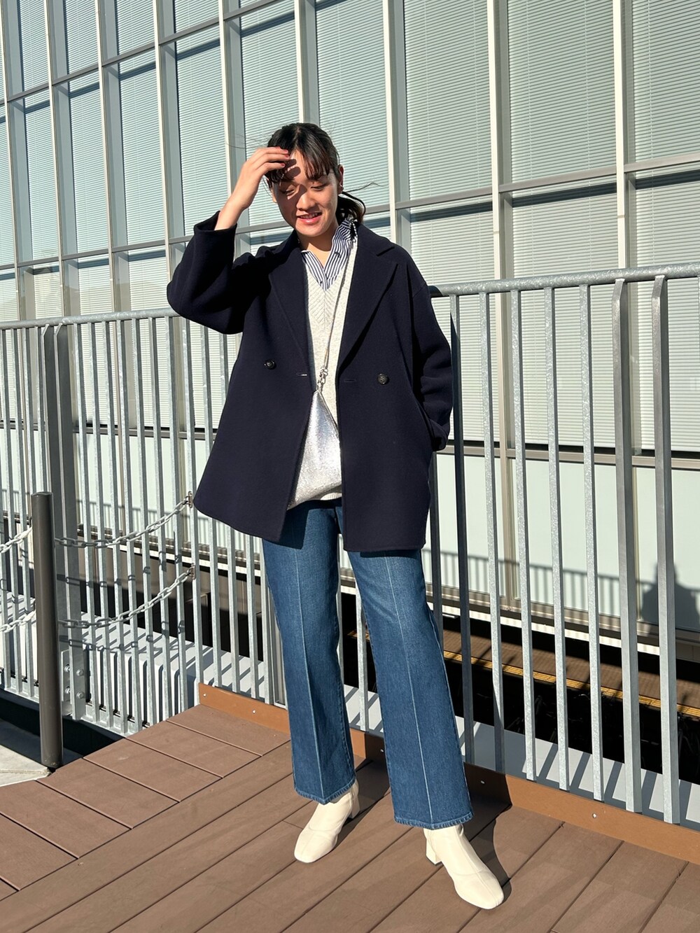 「NOLLEY'S、ミドル丈、ネイビーコート、チュニック、ニット、グレーニット、デニム、ストライプシャツ、大人カジュアル、高身長コーデ、高身長女子」｜「Rie Millerのセンタープレスハイウエストデニム（デニムパンツ、ブルー系）」を使った、fukudaさん（レディース・170cm）の秋コーディネートの4枚目の写真