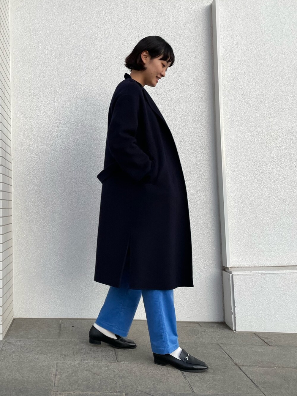 「ノーリーズ、NOLLEY'S、抜き衿、ネイビーニット、ざっくりニット、ロング丈、Vネックニット、コーデュロイパンツ、ブルーパンツ、大人カジュアル、重ね着、ネイビーコート、リバーコート、高身長コーデ、高身長女子」｜「NOLLEY’Sの【WEB限定サイズあり】ライトコーデュロイイージーパンツ（その他パンツ、ブルー系）」を使った、fukudaさん（レディース・170cm）の冬コーディネートの3枚目の写真