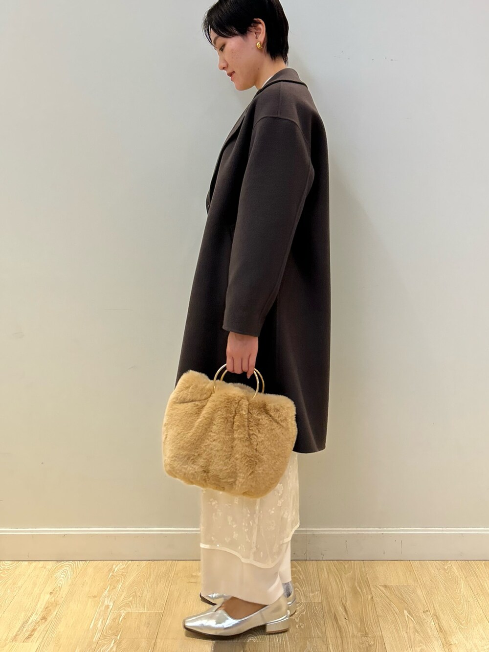 「NOLLEY'S、冬アウター、ホワイト、ホワイトパンツ、ラップスカート、クリスマスコーデ、ブラウン、ファーバッグ、大人かわいい、キレイめ、高身長女子、高身長コーデ、ショートヘア」|「NOLLEY’Sのエコファーリングハンドルバッグ(ショルダーバッグ、ベージュ系)」を使った、fukudaさん(レディース・170cm)の秋コーディネートの4枚目の写真