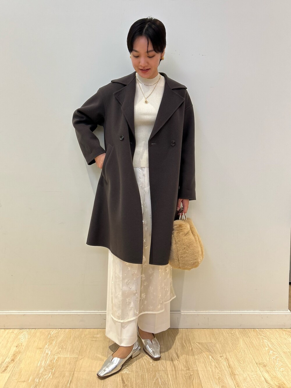 「NOLLEY'S、冬アウター、ホワイト、ホワイトパンツ、ラップスカート、クリスマスコーデ、ブラウン、ファーバッグ、大人かわいい、キレイめ、高身長女子、高身長コーデ、ショートヘア」|「NOLLEY’Sのエコファーリングハンドルバッグ(ショルダーバッグ、ベージュ系)」を使った、fukudaさん(レディース・170cm)の秋コーディネートの3枚目の写真