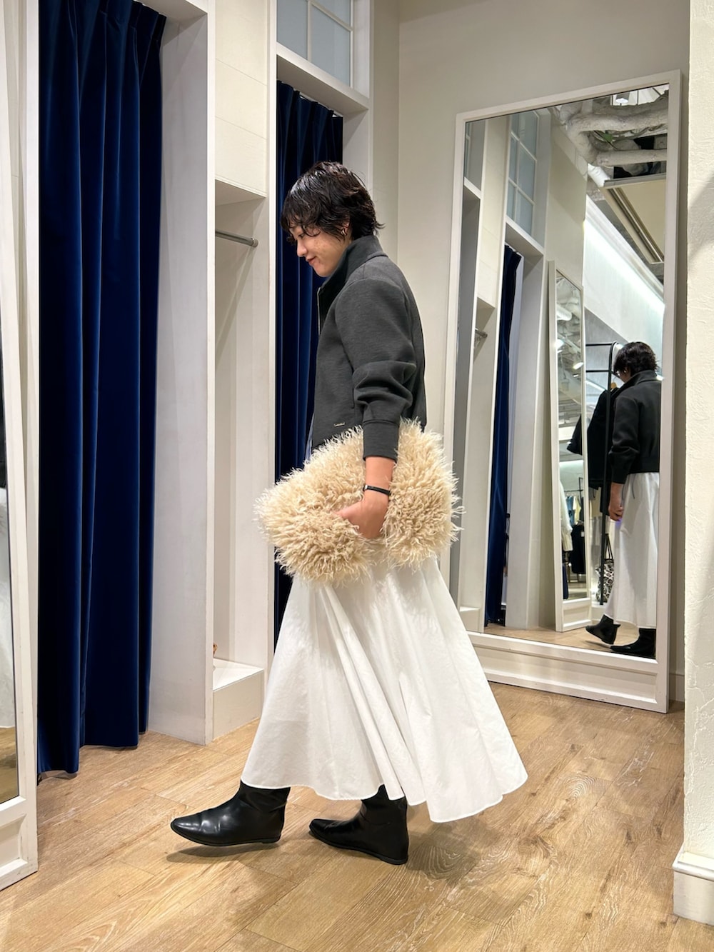 グレー系のブルゾン、ブルー系のシャツ/ブラウス、ホワイト系のスカートを着用したレディースの秋コーディネートの5枚目の写真