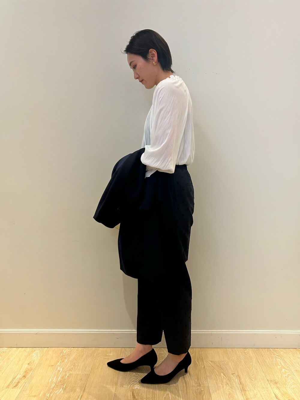 「セレモニー、オケージョン、フリルトップス、フリルブラウス、ドットパンツ、ジャガード、春コート、コート、きれいめ、大人可愛い、テーパードパンツ、高身長女子、高身長コーデ、ショートヘア」｜「NOLLEY’Sの《セットアップ対応》ウォッシャブルドットツッキリツータックテーパードパンツ（その他パンツ、ブルー系）」を使った、fukudaさん（レディース・170cm）の冬コーディネートの3枚目の写真