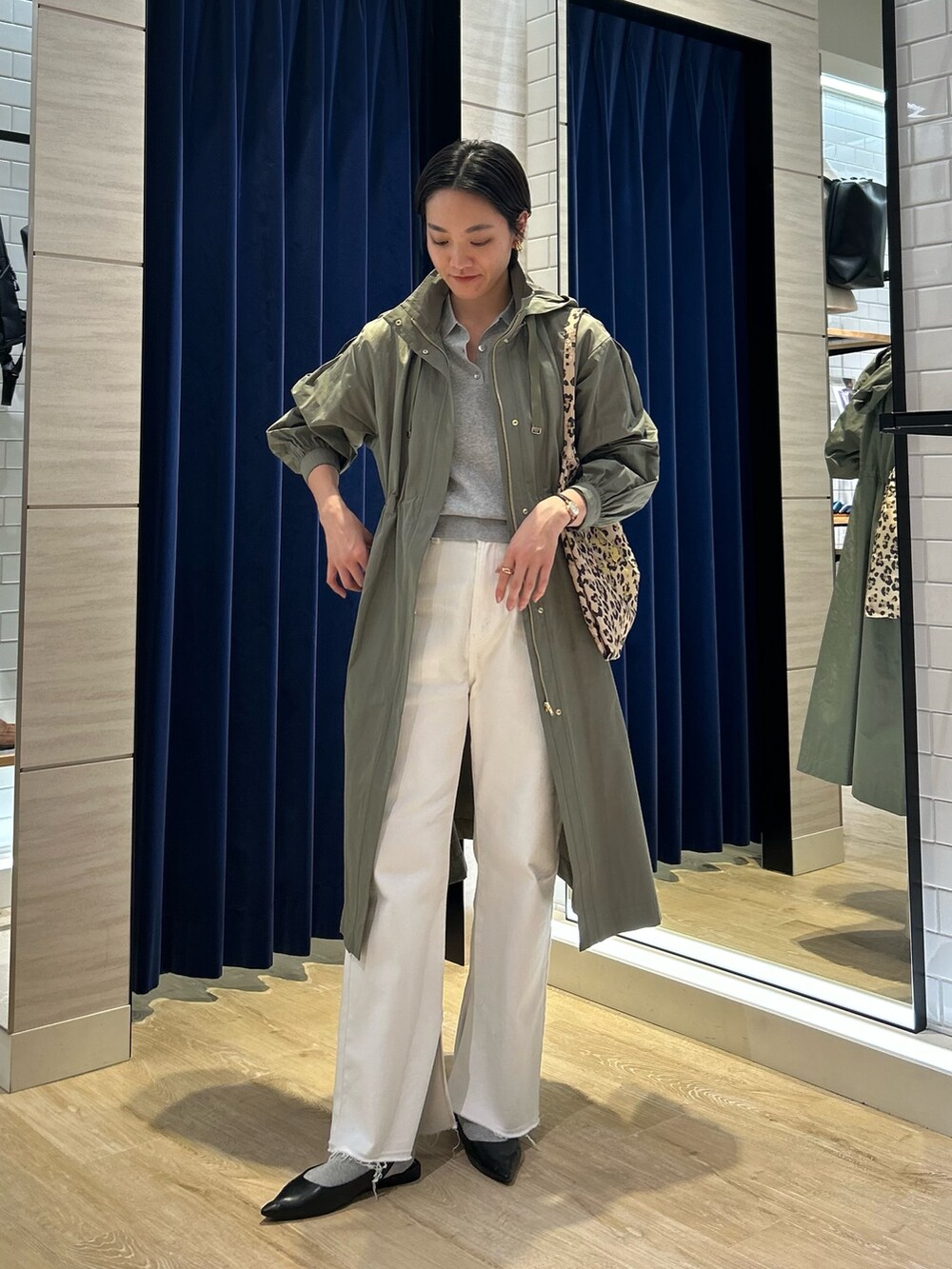 「NOLLEY'S、カーキ、カーキアウター、春コーデ、春アウター、ポロニット、白パンツ、白デニム、フレアデニム、デニム、デニムコーデ、レオパード、大人カジュアル、大人かわいい、高身長女子」｜「NOLLEY’S Sophiの《手洗い可能》ポロ衿プルオーバーニット（ニット/セーター、グレー系）」を使った、fukudaさん（レディース・170cm）の冬コーディネートの3枚目の写真