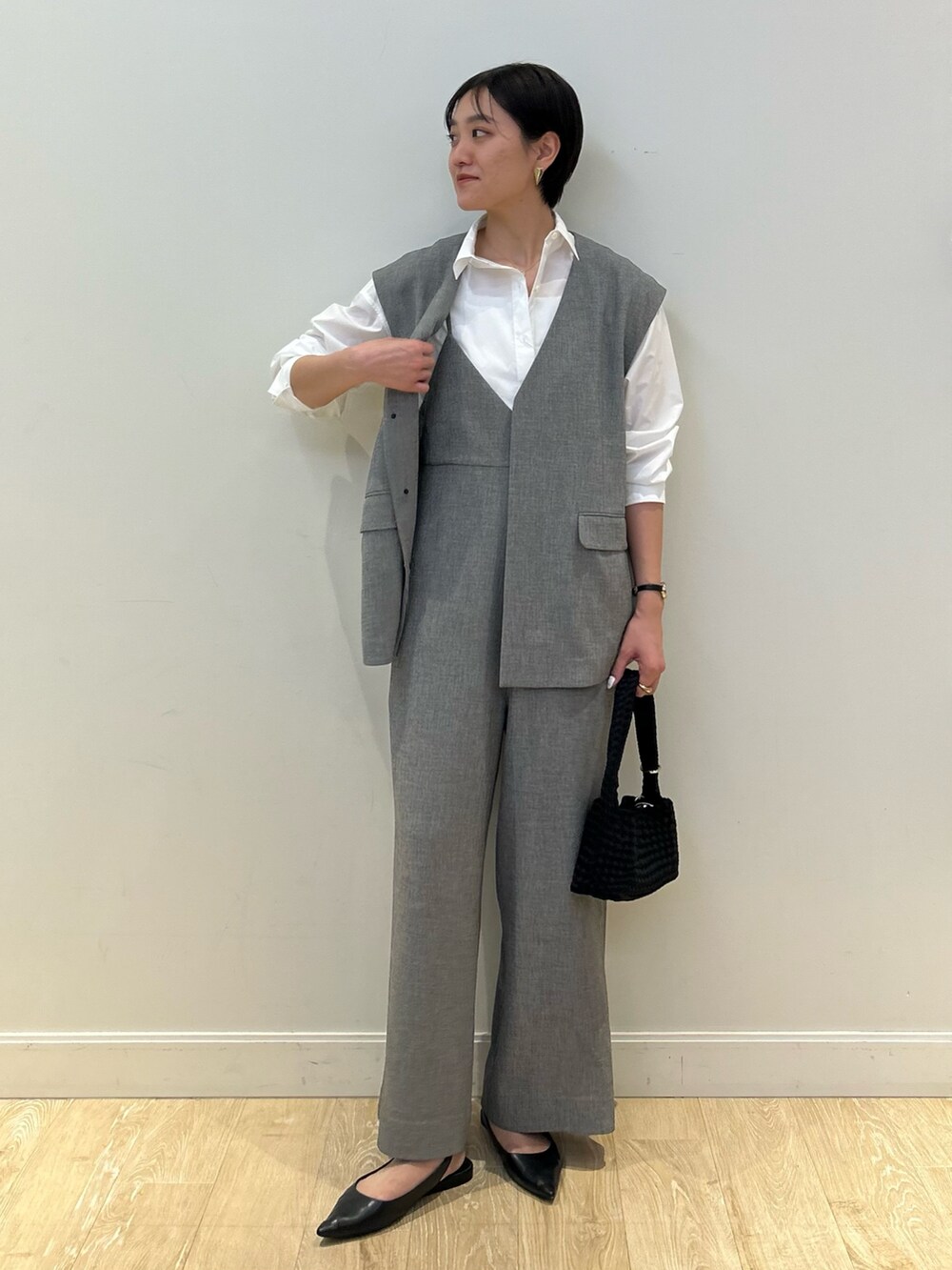 「オールインワン、ジレ、ジレスタイル、ジレコーデ、大人カジュアル、大人かわいい、きれいめカジュアル、休日スタイル、シャツ、シャツスタイル、高身長女子、高身長コーデ、ショートヘア、メッシュバッグ、春夏コーデ」｜「NOLLEY’Sの【grace grace/グラスグラス】ハートイヤリング（イヤリング、ゴールド系）」を使った、fukudaさん（レディース・170cm）の春コーディネートの4枚目の写真
