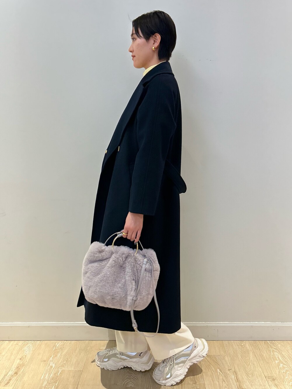 「NOLLEY'S、ネイビー、ロングコート、冬コーデ、冬アウター、ハイネック、ホワイトパンツ、大人カジュアル、イエロー、きれいめカジュアル、高身長女子、高身長コーデ、ショートヘア、ファーバッグ、コート」|「NOLLEY’S Sophiの紡毛ハイネックプルオーバーニット(ニット/セーター、イエロー系)」を使った、fukudaさん(レディース・170cm)の秋コーディネートの4枚目の写真