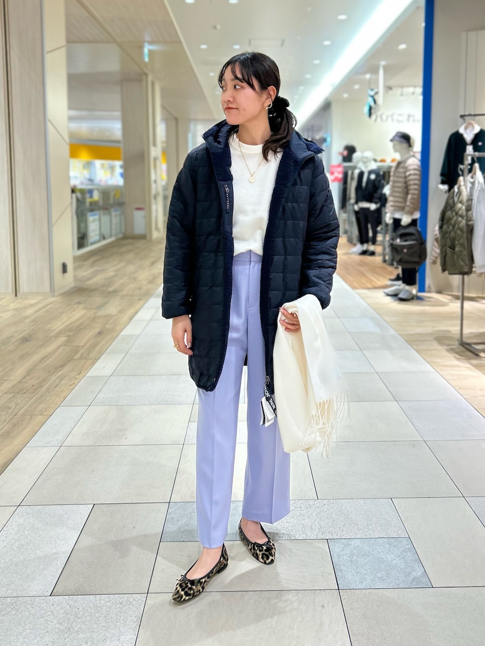 「NOLLEY'S、TAION、ダウン、リバーシブル、アウター、白ニット、カラーパンツ、大人カジュアル、休日スタイル、高身長女子、高身長コーデ」｜「NOLLEY’Sの愛されフラノタックワイドパンツ（その他パンツ、パープル系）」を使った、fukudaさん（レディース・170cm）の秋コーディネートの6枚目の写真