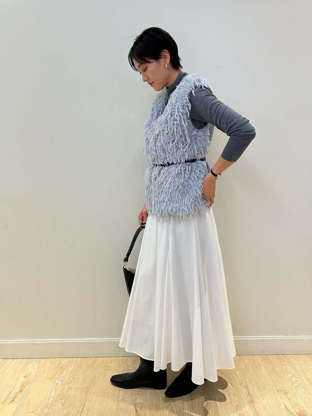 「NOLLEY'S、タートルネック、ジレ、ファージレ、スカート、ショートヘア、大人かわいい、きれいめカジュアル、高身長女子、高身長コーデ」|「NOLLEY’Sのヴィンテージタフタマチ入りマキシスカート(スカート、ホワイト系)」を使った、fukudaさん(レディース・170cm)の秋コーディネートの4枚目の写真