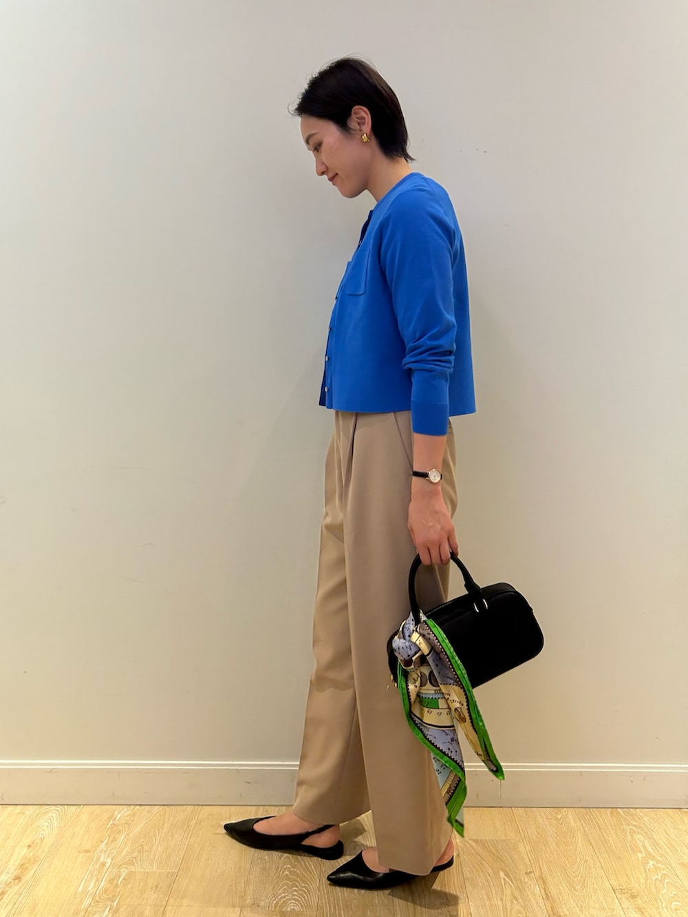 「アンサンブル、アンサンブルニット、カーディガン、ブルー、ブルーニット、春ニット、ワイドパンツ、キャメル、キャメルパンツ、春コート、オトナカジュアル、大人カジュアル、きれいめカジュアル、キレイめ、高身長女子」｜「VELETTOのミドルボストンバッグ（ボストンバッグ、ブラック系）」を使った、fukudaさん（レディース・170cm）の冬コーディネートの4枚目の写真