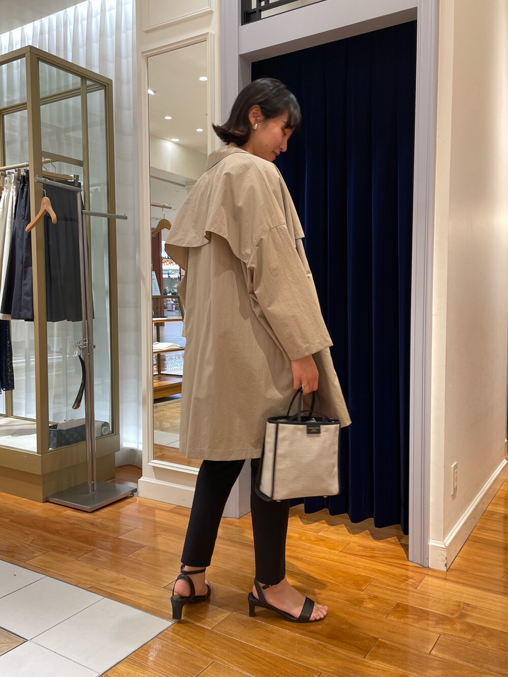 「NOLLEY'S、撥水加工、ビッグシルエット、春アウター、大人カジュアル、スリットパンツ、和紙ニット、ゆるニット、マンパ、レイヤードスタイル、高身長女子、高身長コーデ」|「NOLLEY’Sのウォッシャブルカットジョーゼットスリットパンツ(その他パンツ、ブラック系)」を使った、fukudaさん(レディース・170cm)の春コーディネートの5枚目の写真