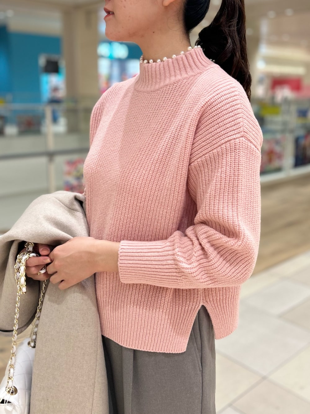 「NOLLEY'S、ピンク、パール、ベージュコーデ、大人可愛い、グレーコーデ、キレイめ、お出かけコーデ、高身長女子、高身長コーデ、キルティングバッグ」｜「NOLLEY’S Sophiの衿端パール片畦プルオーバーニット（ニット/セーター、ピンク系）」を使った、fukudaさん（レディース・170cm）の冬コーディネートの7枚目の写真