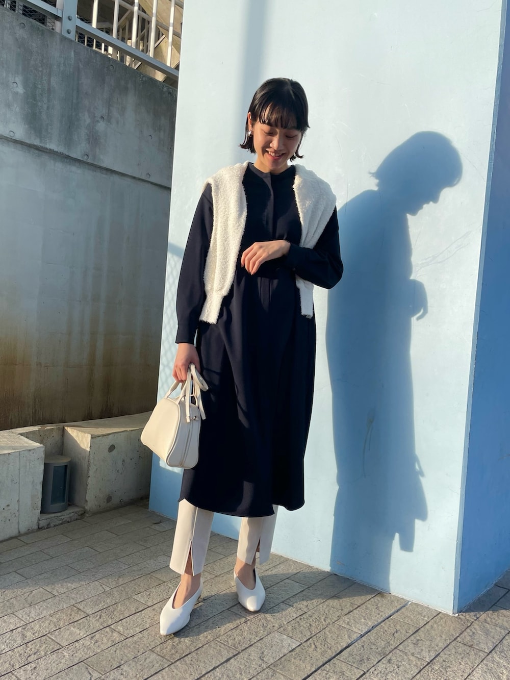 「NOLLEY'S、ノーリーズ、ネイビーワンピース、ストレッチ素材、シャギーニット、コットンニット、レイヤードスタイル、スリットパンツ、ホワイトバッグ、両前カーディガン、春コーデ、高身長女子、高身長コーデ」｜「NOLLEY’Sのレザーボストンバッグ（ボストンバッグ、ホワイト系）」を使った、fukudaさん（レディース・170cm）の冬コーディネートの2枚目の写真