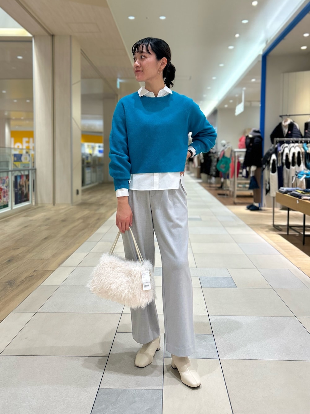 「NOLLEY'S、大人かわいい、ターコイズブルー、きれいめカジュアル、ワイドパンツ、グレー、レイヤードスタイル、重ね着、ハーフコート、高身長女子、高身長コーデ」｜「NOLLEY’Sのパールボタンシャツ（シャツ/ブラウス、ホワイト系）」を使った、fukudaさん（レディース・170cm）の冬コーディネートの2枚目の写真