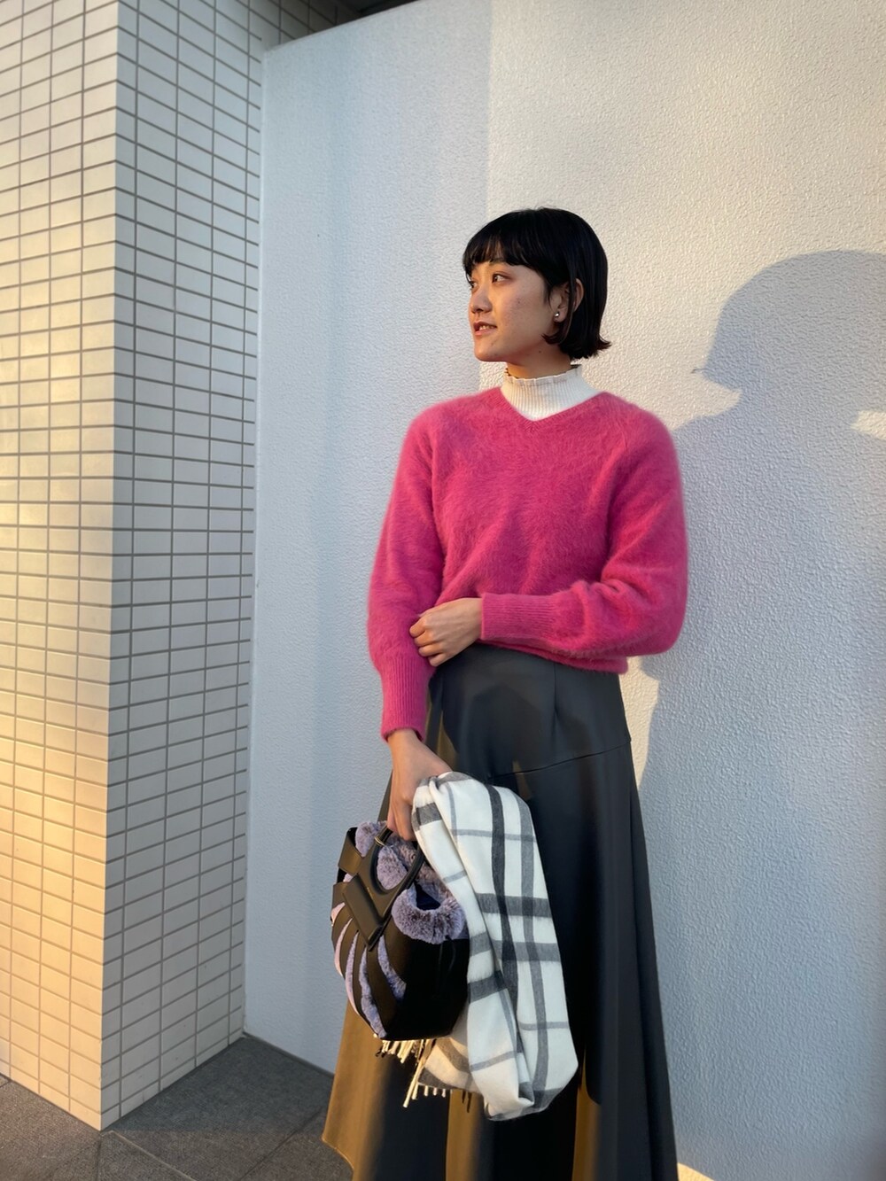 「NOLLEY'S、ノーリーズ、ピンクニット、ビビットピンク、ふわふわニット、レザースカート、ロングスカート、冬コーデ、お出かけコーデ、キレイめコーデ、チェックストール、ファーバッグ、ヴィオラドーロ、高身長女子、高身長コーデ」｜「VIOLAd'OROの【VIOLAｄ’ORO/ ヴィオラドーロ】フェイクファー巾着付抜き手バッグ（トートバッグ、ブラック系）」を使った、fukudaさん（レディース・170cm）の冬コーディネートの6枚目の写真