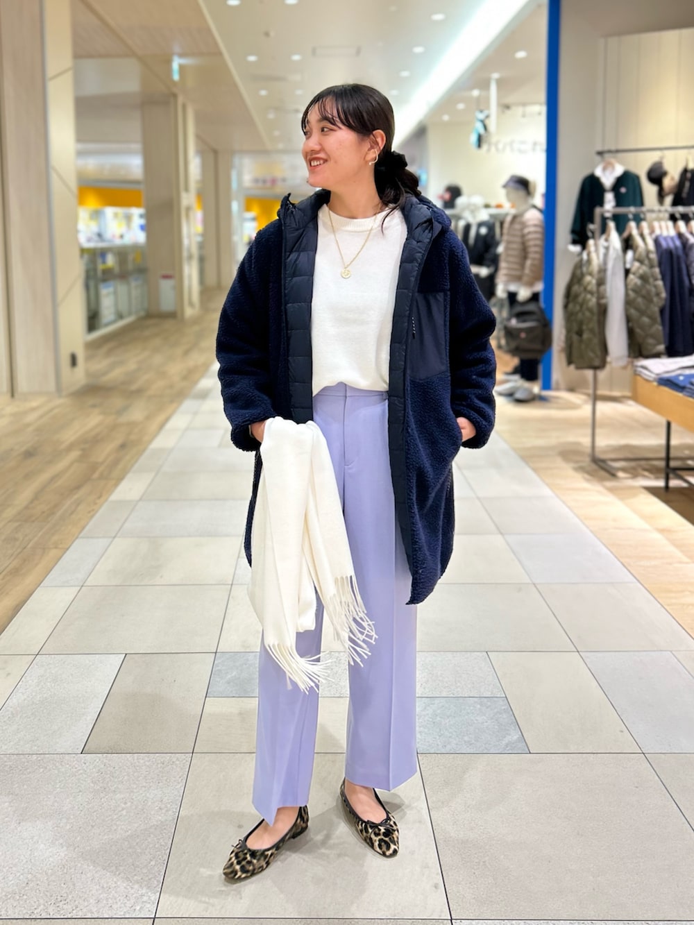 「NOLLEY'S、TAION、ダウン、リバーシブル、アウター、白ニット、カラーパンツ、大人カジュアル、休日スタイル、高身長女子、高身長コーデ」｜「NOLLEY’Sの愛されフラノタックワイドパンツ（その他パンツ、パープル系）」を使った、fukudaさん（レディース・170cm）の秋コーディネートの2枚目の写真