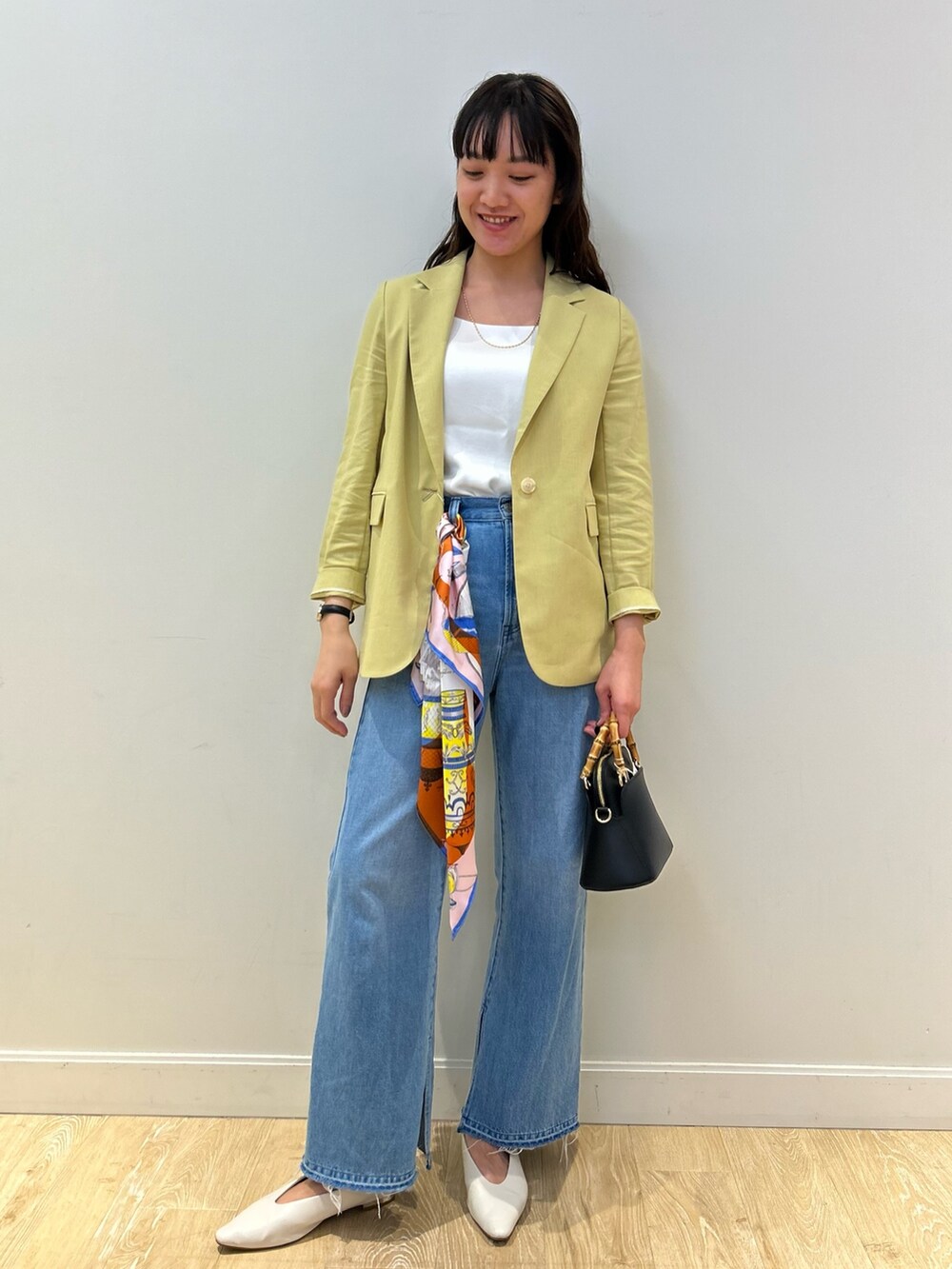 「NOLLEY'S、ジャケット、ジャケットスタイル、デニム、デニムパンツ、キレイめ、きれいめカジュアル、春コーデ、高身長女子、高身長コーデ」｜「Rie Millerのスリットフレアハイウエストデニム（デニムパンツ、ブルー系）」を使った、fukudaさん（レディース・170cm）の春コーディネートの2枚目の写真