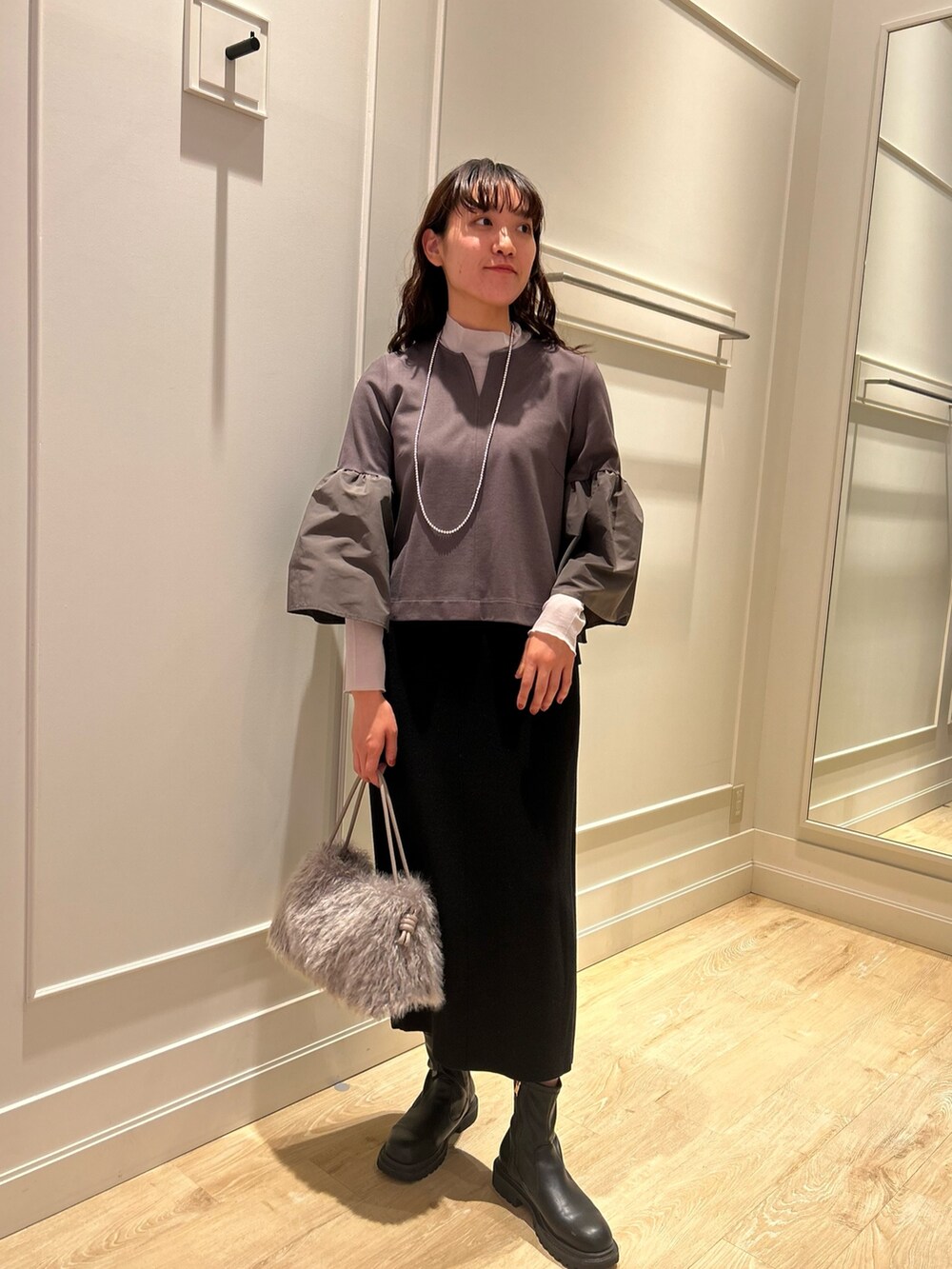 「NOLLEY'S、シアートップス、きれいめカジュアル、タイトスカート、休日スタイル、袖フリル、秋コーデ、レイヤードスタイル、高身長女子、高身長コーデ」｜「NOLLEY’Sのカールエコファーバッグ（ショルダーバッグ、グレー系）」を使った、fukudaさん（レディース・170cm）の秋コーディネートの2枚目の写真