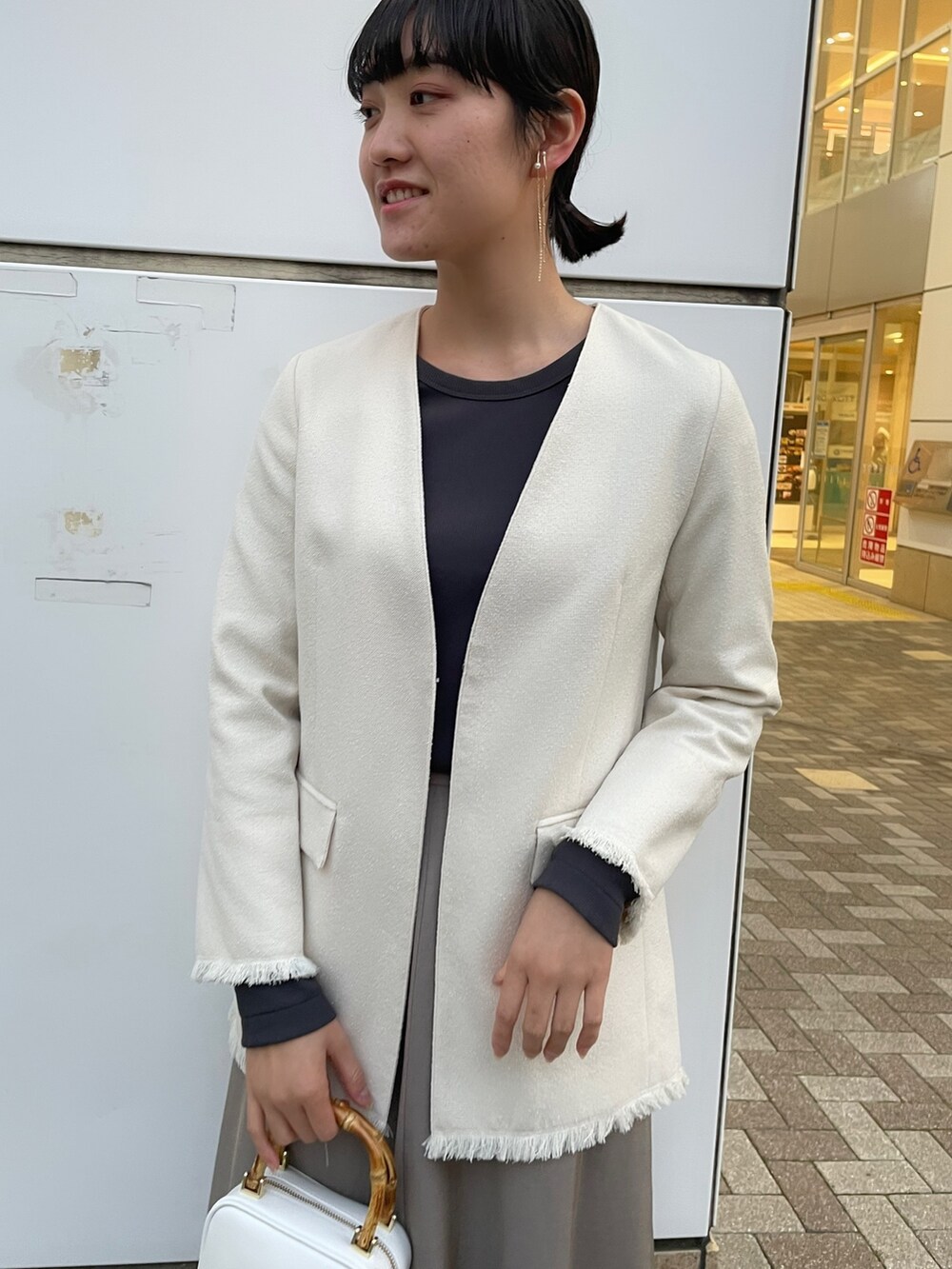 「NOLLEY'S、ノーリーズ、キレイめコーデ、春コーデ、ツィード、ツィードジャケット、ロングスカート、ベージュコーデ、イヤーカフ、きちんと感、オンオフ兼用、高身長女子、高身長コーデ」｜「NOLLEY’Sのヴィンテージリブプルオーバーカットソー（Tシャツ/カットソー、グレー系）」を使った、fukudaさん（レディース・170cm）の冬コーディネートの4枚目の写真