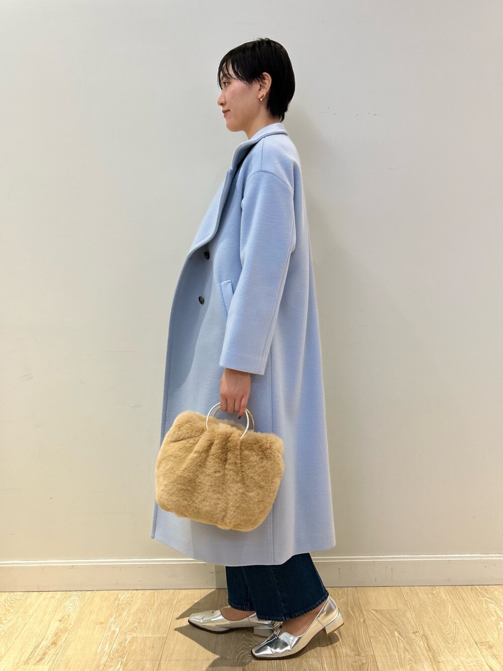 「NOLLEY'S、コート、アウター、ブルーコーデ、シアーニット、デニム、デニムコーデ、大人カジュアル、きれいめカジュアル、高身長女子、高身長コーデ」｜「Rie Millerの【RM denim】センタープレスハイウエストデニム（デニムパンツ、ブルー系）」を使った、fukudaさん（レディース・170cm）の秋コーディネートの4枚目の写真