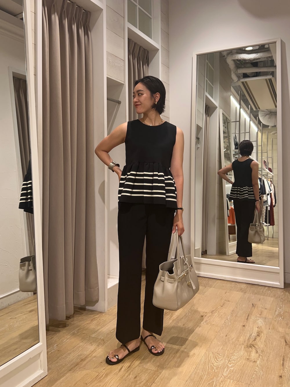 「キレイめ、きれいめ、ペプラム、ぺプラムトップス、ぺプラムニット、フレアパンツ、大人かわいい、ブラックコーデ、オールブラック、高身長女子、高身長コーデ、NOLLEY'S」｜「NOLLEY’Sの《セットアップ対応》ミラノリブペプラムプルオーバーニット（ニット/セーター、ブラック系）」を使った、fukudaさん（レディース・170cm）の夏コーディネートの3枚目の写真