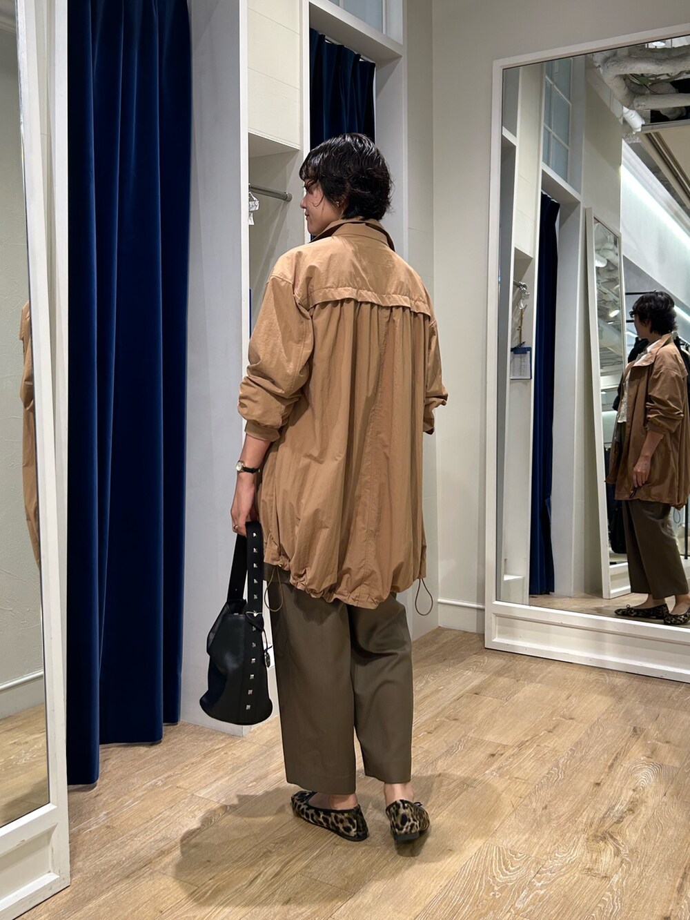 ホワイト系のカーディガン/ボレロ、ホワイト系のシャツ/ブラウス、イエロー系のその他アウターを着用したレディースの秋コーディネートの7枚目の写真