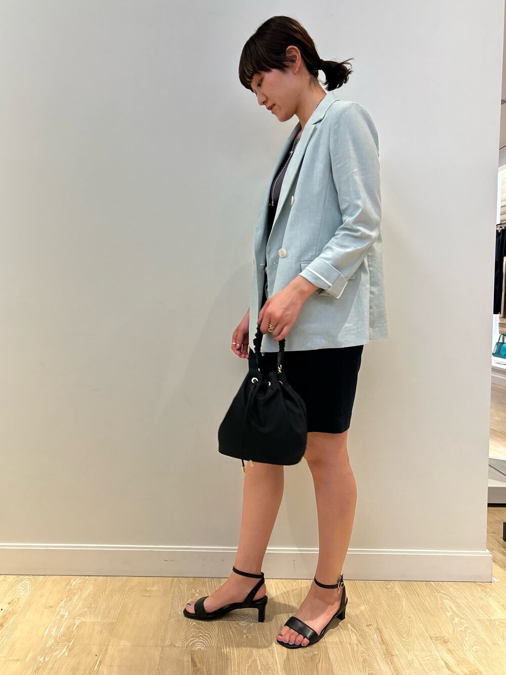 「NOLLEY'S、きれいめコーディネート、ショートパンツ、スカーフ、ジャケット、ジャケットスタイル、春夏コーデ、春コーデ、グリーンジャケット、高身長女子、高身長コーデ」|「NOLLEY’SのライスボールY字2wayネックレス(ネックレス、シルバー系)」を使った、fukudaさん(レディース・170cm)の春コーディネートの4枚目の写真